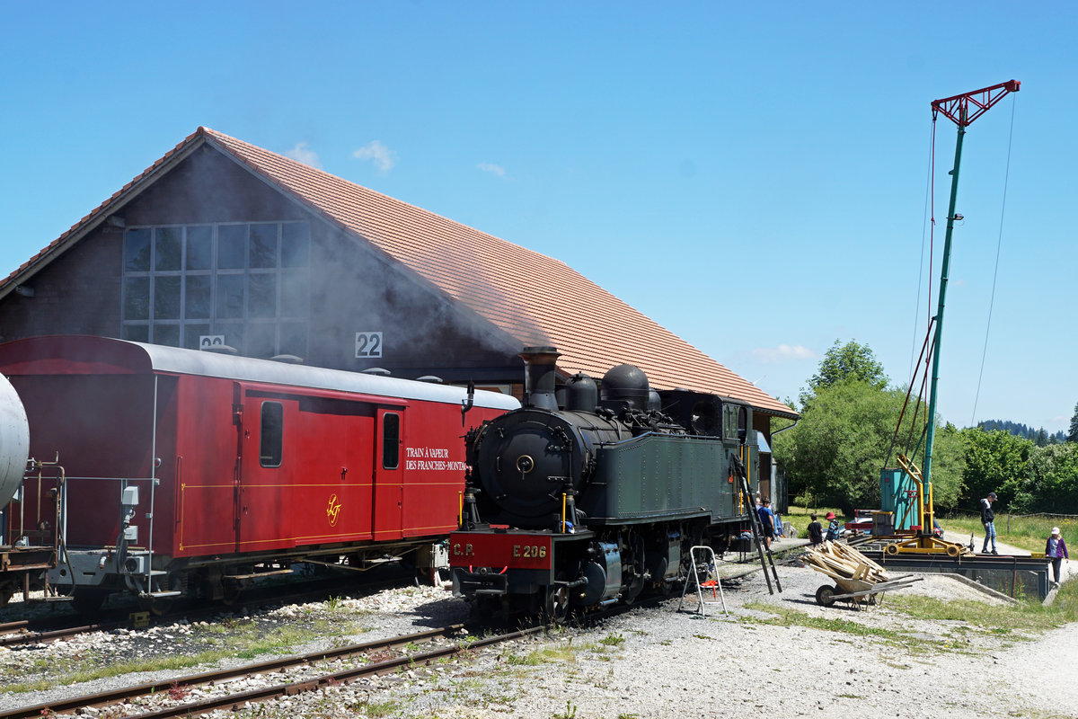 Portes-ouvertes
du dpt des locomotives de La Traction
Gare de Pr-Petitjean (Montfaucon)
Impressionen vom 23. Juni 2018.
Zu diesem Anlass der besonderen Art sind viele Festbesucher mit Autos derselben Epoche angereist.
Foto: Walter Ruetsch  