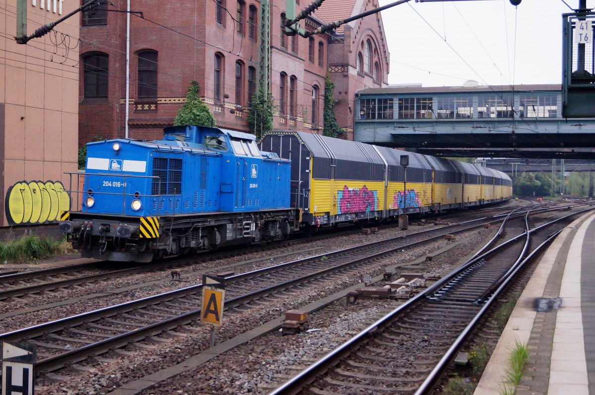 PRESS: Am trüben 14. Oktober 2015 durchfährt die 204 016 0 der Pressnitztalbahn (ehemals V 100 der Deutschen Reichsbahn) mit einem Güterzug den Bahnhof HAMBURG HARBURG.
Foto: Walter Ruetsch