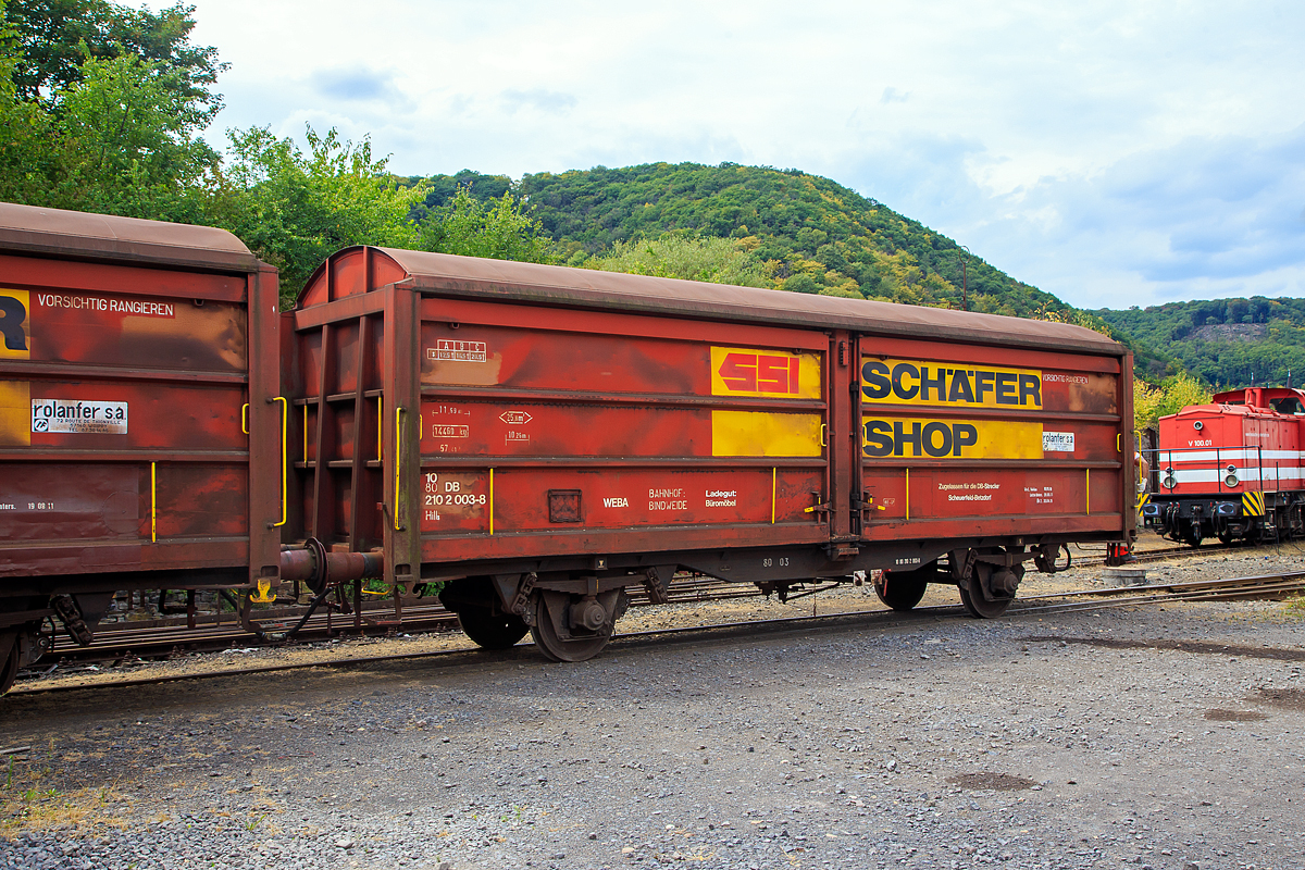 Privater gedeckter Gterwagen mit Schiebewnden der Gattung Hills, 10 80 2102 003-8, WEBA 04  (10 80 DB 210 2 003-8), der Westerwaldbahn (WEBA) am 03.08.2020 im Zugverband in Brohl-Ltzing auf der Gleisanlage Rheinanlage der Brohltal Eisenbahn (BEG). Es fand eine praktische Ausbildung von Rangierbegleitern stand. 

Der Wagen wurde 1989 von Rolanfer Matriel Ferroviaire SAS in Metz-Woippy (Frankreich) unter der Fabriknummer 534013 fr die SNCB gebaut, wann er auf den Westerwald kam ist mir unbekannt.

Beschreibung:
Der Wagen hat auf jeder Lngsseite zwei Schiebewnde, so ist es mglich jeweils eine halbe Lngsseide zu ffnen. Eingesetzt wurden diese Waggons fr den Transport von groen nsseempfindlichen Stckgtern (bei dem Wagen waren es Brombel).

TECHNISCHE DATEN:
Spurweite: 1.435 mm
Lnge ber Puffer :11.690 mm
Achsabstand: 8.000 mm
Eigengewicht: 14.460 kg
Ladelnge:10.260 mm
Ladeflche: 25,8 m
Rauminhalt: 57,41 m
Hchstgeschwindigkeit:  100  km/h 
Maximales Ladegewicht: 20,5 t (Streckenklasse C oder hher)
Bremse: KE-GP 

Bei der WEBA war der Wagen nur auf der DB Strecke Scheuerfeld (Sieg) – Betzdorf (Sieg) zugelassen. Die WEBA hat 2017 den Gterverkehr eingestellt. Zudem ist fr den Kunden der Bahntransport von Brombel (von Weitefeld nach Betzdorf) nicht mehr ntig. Ob der Wagen noch der WEBA ist und verliehen wurde oder ob er von BEG bernommen wurde, ist mir nicht bekannt.