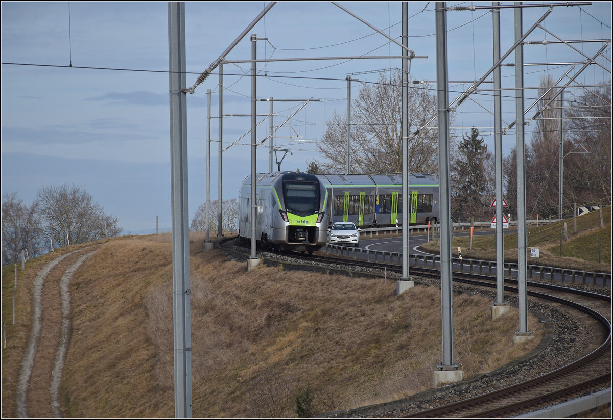 RABe 528 213 KAMI auf dem Weg nach Bern. Riedburg, Januar 2026.