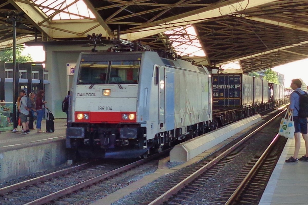 Railpool 186 104 durcheilt am Abend von 10 Juni 2017 Tilburg.