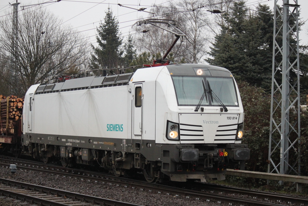 Railpool-Vectron 193 814-1 mit Holzzug von Rostock-Bramow nach Stendal-Niederg�rne bei der Ausfahrt im Bahnhof Rostock-Bramow.21.02.2015