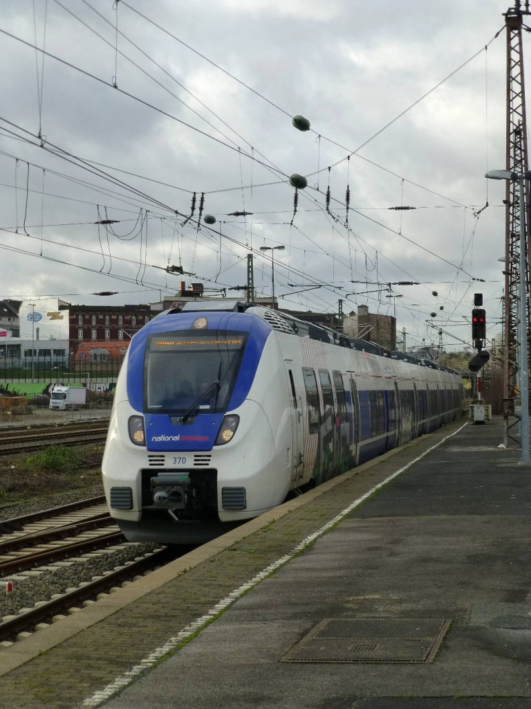 RB48 endet in Wuppertal-Oberbarmen, bestehend aus den National-Express Talent Nr. 370, 23.12.15.