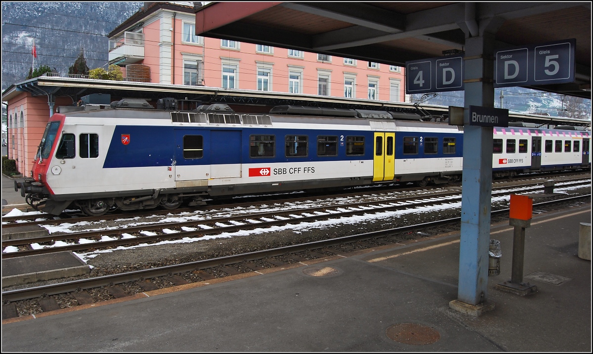 RBDe 560 027-5 in Brunnen im März 2008. Man beachte auch das MThB-Design des Mittelwagens.