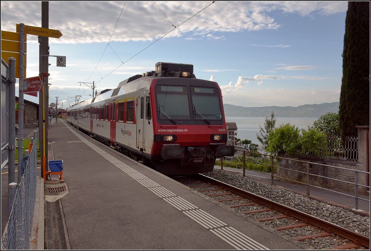 RBDe 560 415 in Saint-Gingolph. Der letzte Mast befindet sich auf der Grenze, im Hintergrund kann der Blick über den Genfer See ins Laveaux schweifen. Juni 2017.