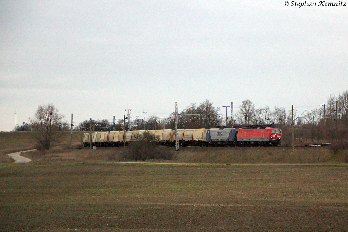 RBH 130 (143 273-1) & RBH 122 (143 950-4) mit einem leeren Hackschnitzelzug in Stendal(Wahrburg) und fuhren in Richtung Güterbahnhof weiter. 11.01.2014