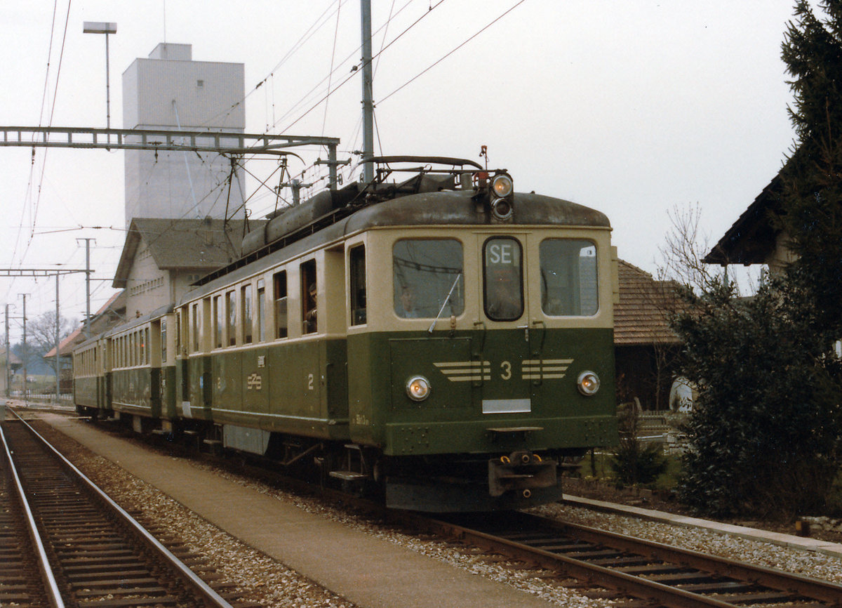 RBS/SZB: Regionlaverkehr Bern-Solothurn.
SE mit ABDe 4/4 3 bei einem Zwischenhalt in Bätterkinden im April 1984.
Foto: Walter Ruetsch 