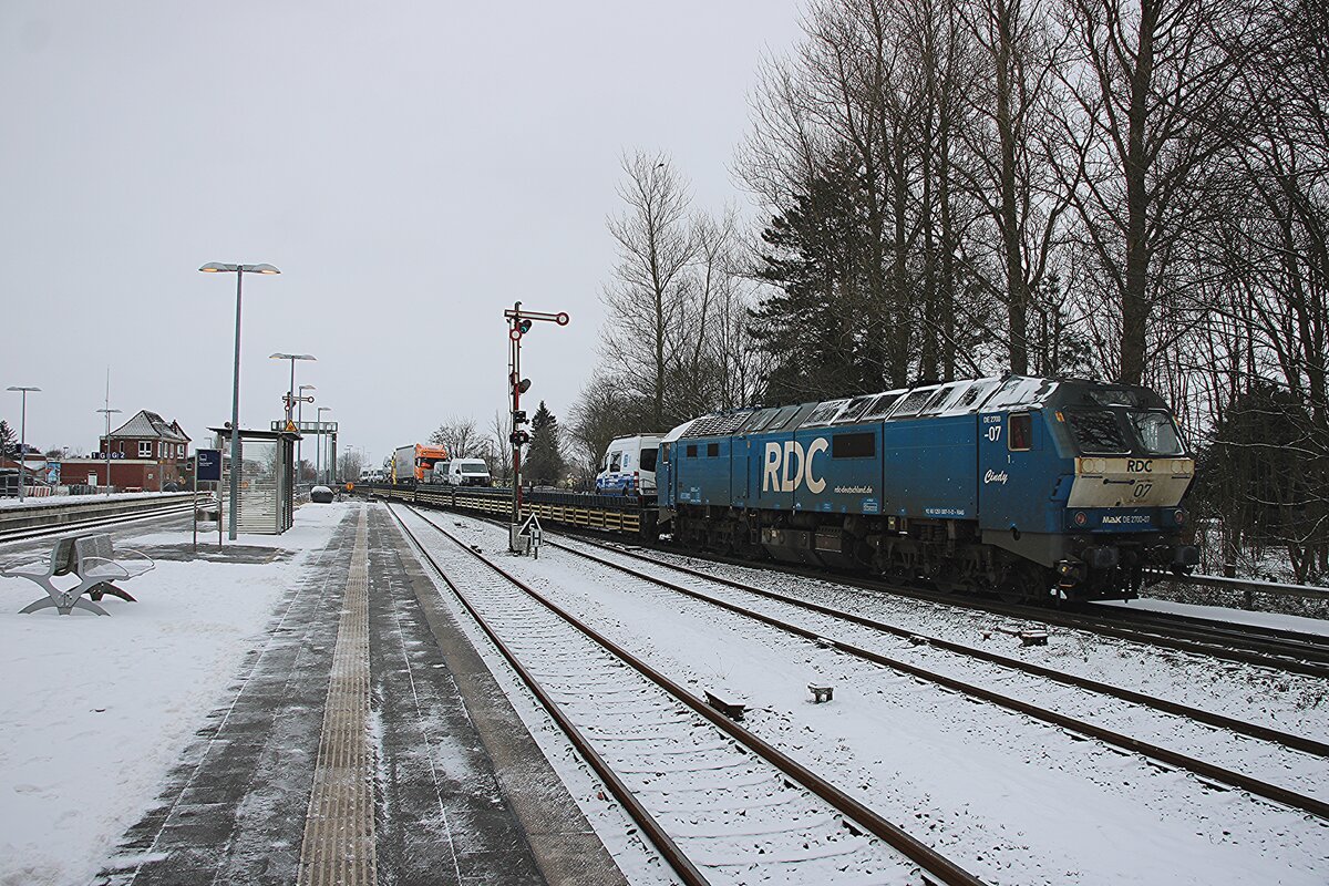 RDC DE 2700-07 schiebt, schmüztig und stark, ein RDC Autozug aus Niebüll nach Westerland (Sylt)  am 16 Februar 2026. Schiebediensten an Syltshuttles und RDC Autozüge sind jedoch etwas rares...