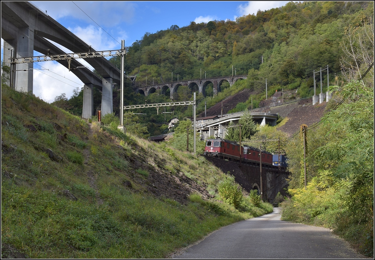 Re 10/10 in den Kreiskehren von Biaschina. Re 4/4<sup>II</sup> 11265 an der Spitze, dahinter Re 6/6 11678. Oktober 2016