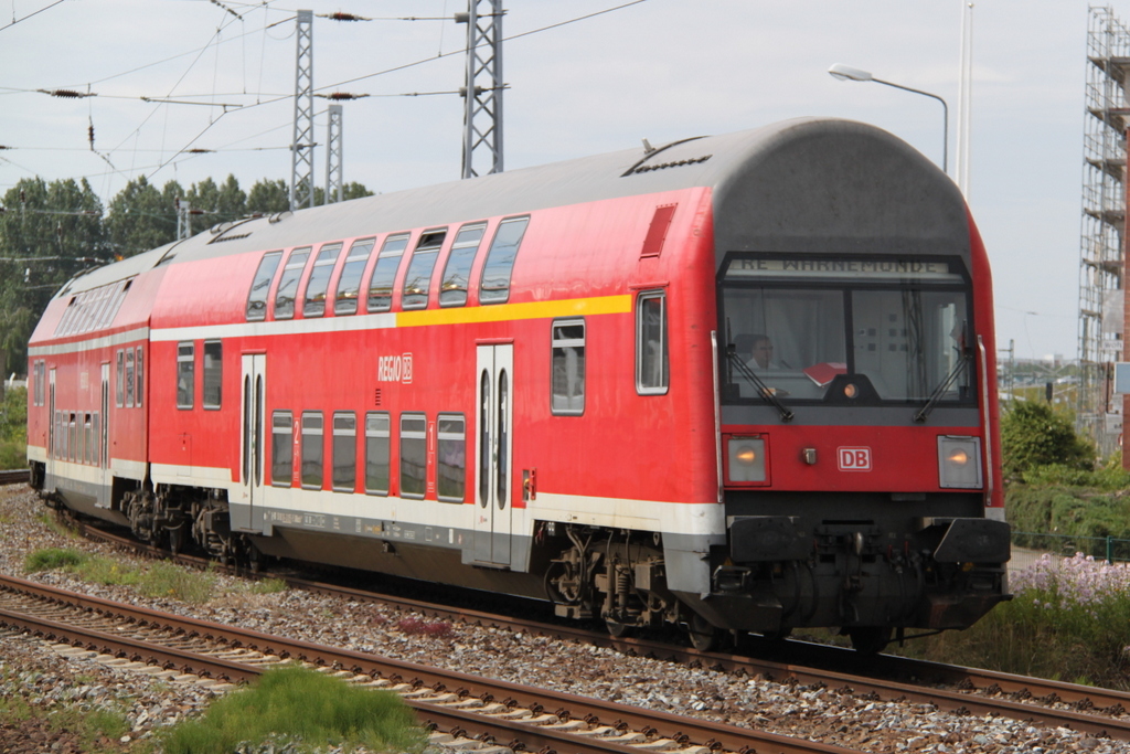 RE 18490 von Berlin Hbf(tief)nach Warnem�nde bei der Einfahrt in Warnem�nde am 16.07.2016
