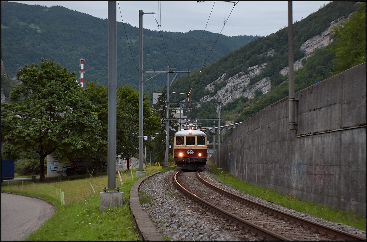 Re 4/4 I 10034 auf Jurarundfahrt. Zur Zürcher Streetparade wird gleichzeitig eine Rundfahrt durch den Jura mit Dinner im Zug angeboten. Hier in Rondchatel, August 2017. 