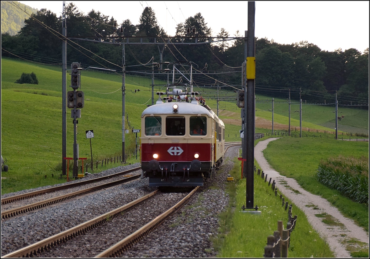 Re 4/4 I 10034 auf Jurarundfahrt. Zur Zürcher Streetparade wird gleichzeitig eine Rundfahrt durch den Jura mit Dinner im Zug angeboten. Hier bei der Einfahrt nach Sanceboz-Sombeval, August 2017. 