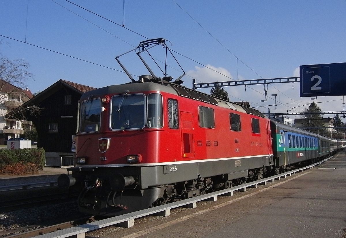 Re 4/4 II 11144 mit dem RHEINTAL-EXPRESS RE 3825 von St. Gallen nach Chur durchf�hrt am 09.03.2012 die Station M�rschwil.