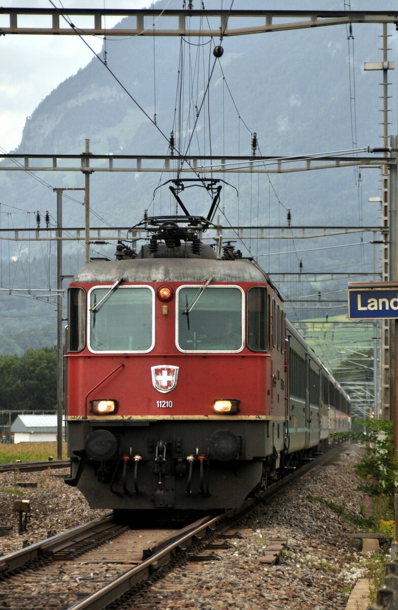 Re 4/4 II Nr.11 210 in Landquart am 29.08.2009.