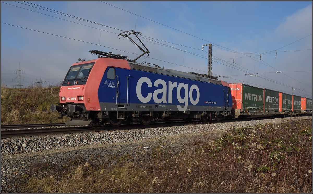 Re 482 008 auf dem Weg nach Basel. Schliengen, Dezember 2018.
