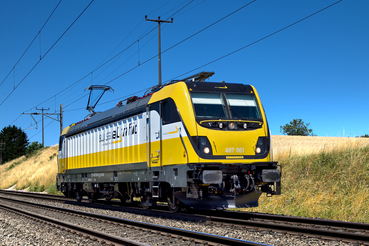 Re 487 001 f�hrt als Lokzug bei M�hlin vor�ber.Bild Juli 2015