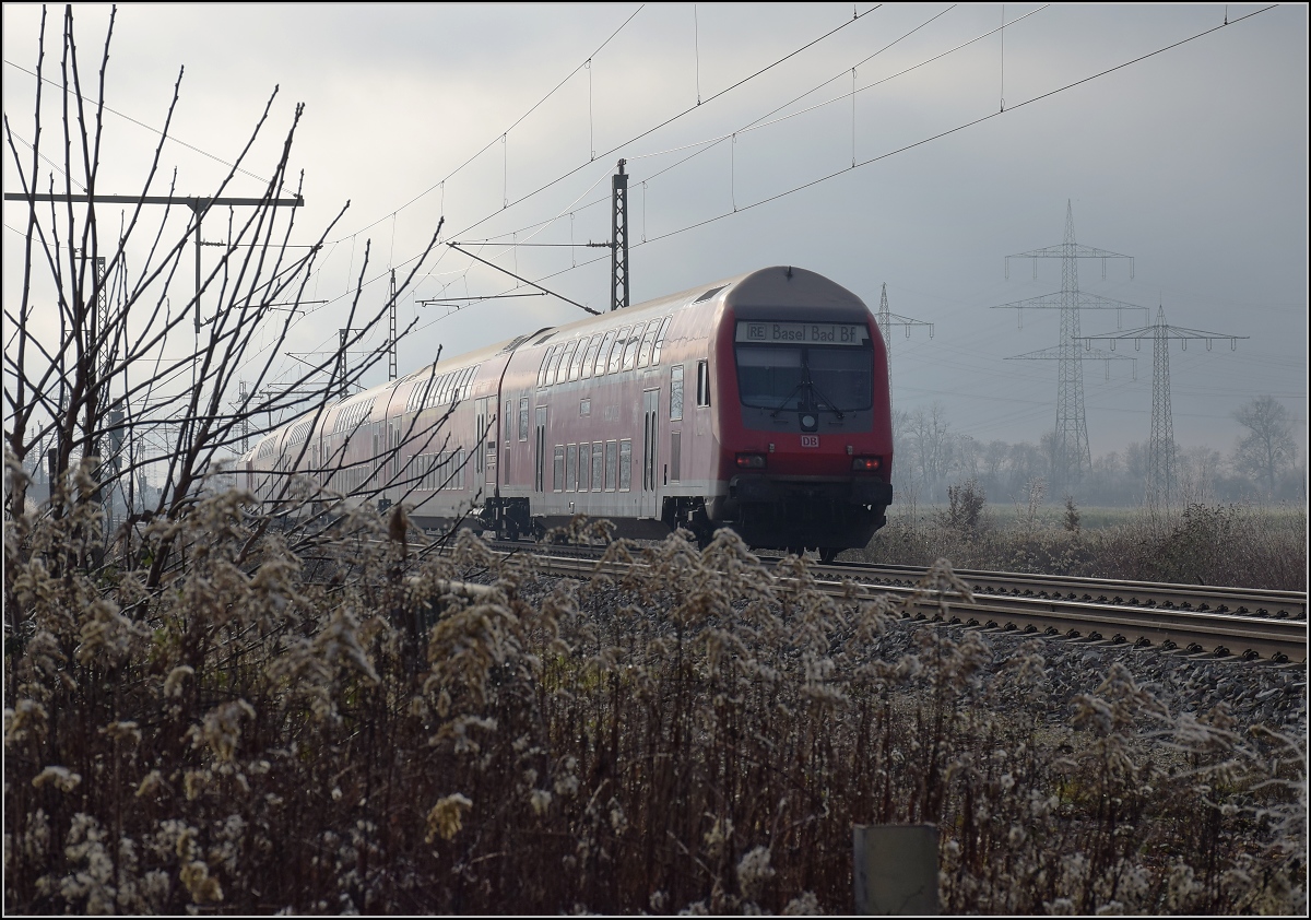 RE nach Basel mit einem Dosto-Steuerwagen 3. Generation. Schliengen Dezember 2018.