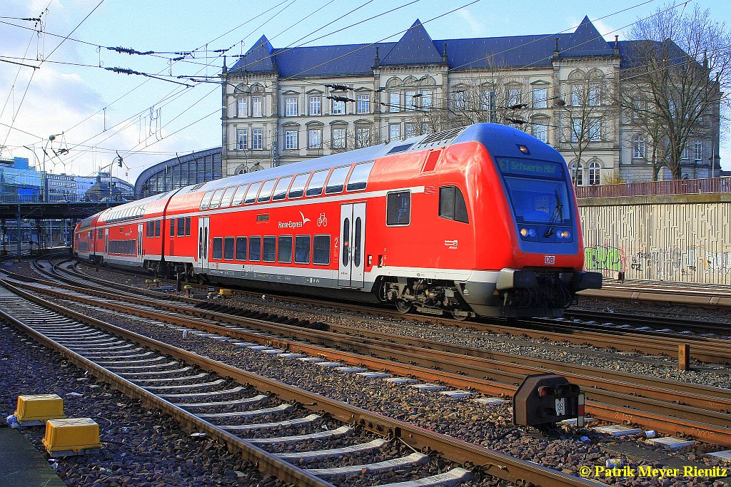 RE1 nach Schwerin Hbf bei Ausfahrt Hamburg Hbf am 02.04.2015