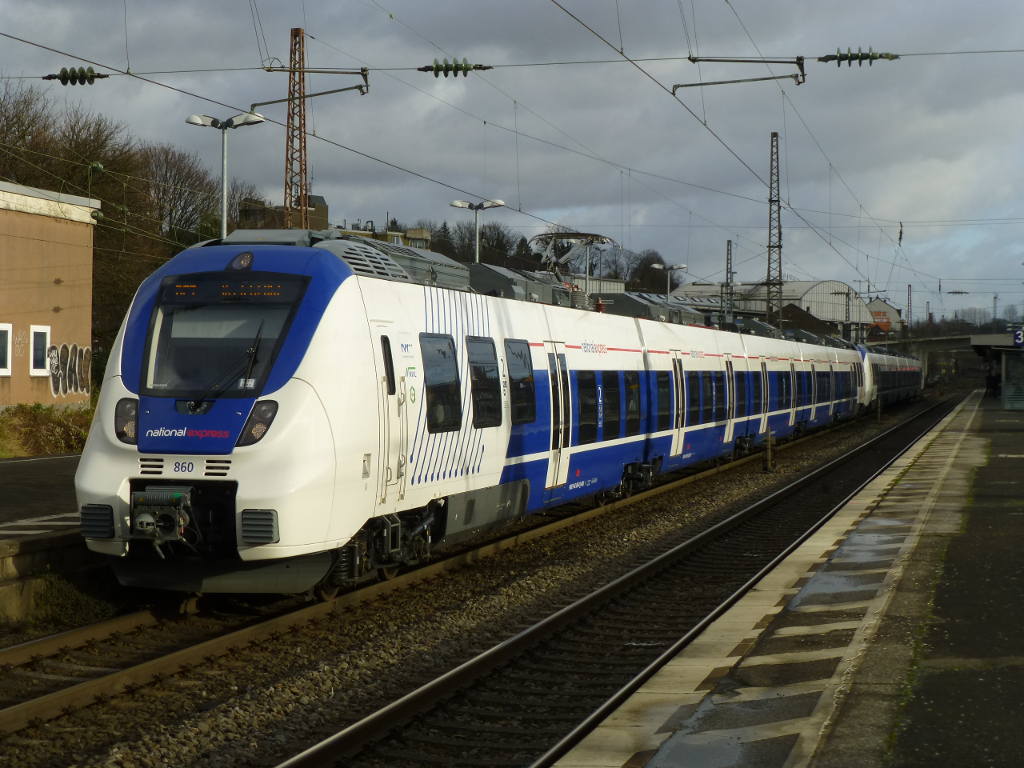 RE7 in Oberbarmen, 23.12.15 mit Talent Nr. 360 und einem weiteren F�nfteiler.