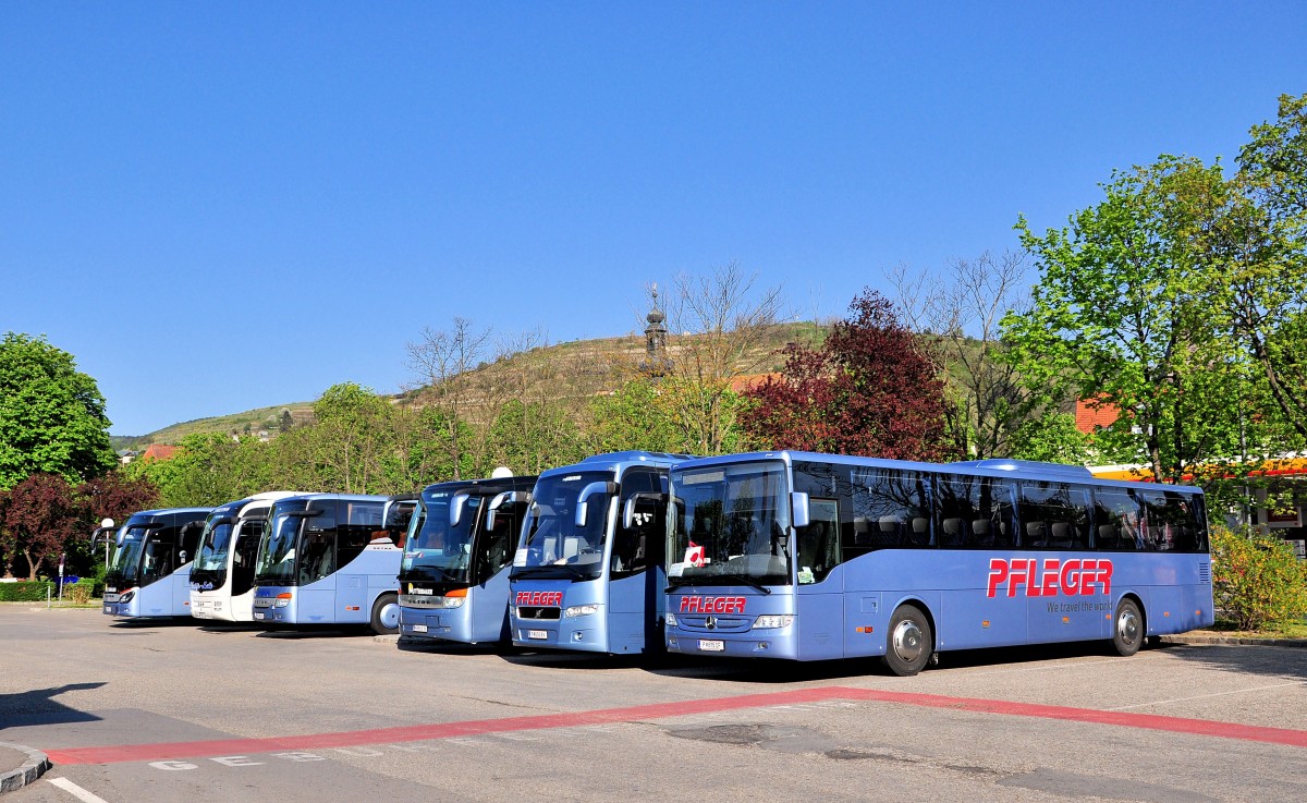Rechts ein Mercedes Tourismo von Pfleger Reisen aus �sterreich am 24.4.2015 in Krems.
