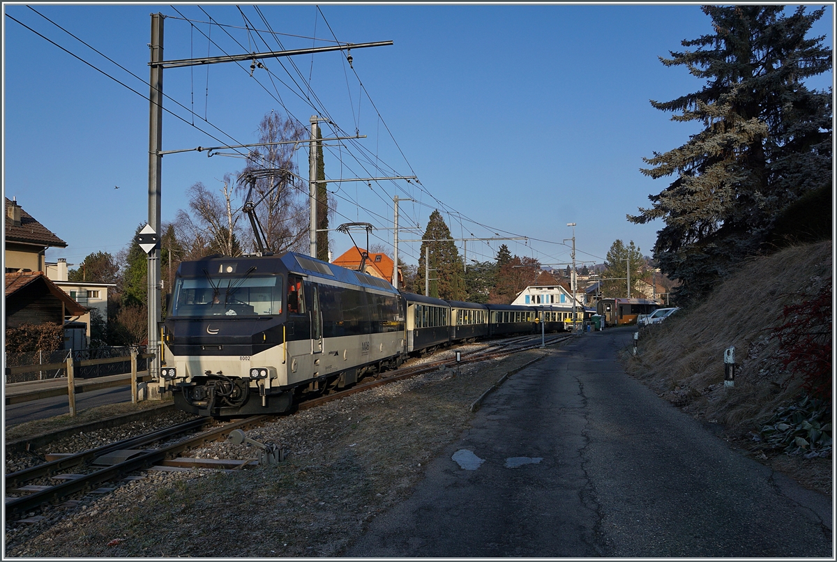 Relativ bald schon verkehrten die Züge wieder normal, und so zeigt das letzte Bild dieser Serie einen  MOB Belle Epoque  Zug in Normalversion, mit der erfreulichen Ausnahme, dass die MOB Ge 4/4 8002 einen Alpina Triebwagen ersetzt. Das Bild entstand in Fontanivent. 

10. Jan 2021