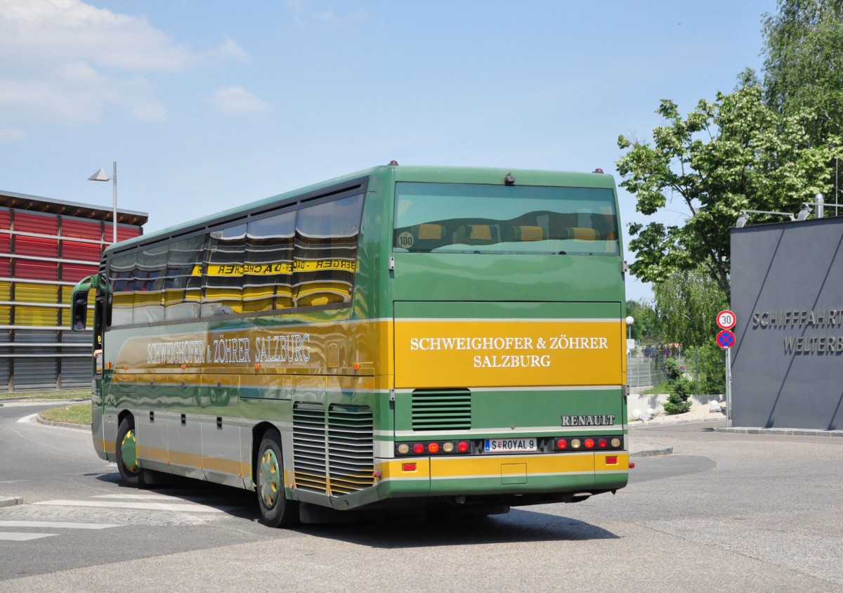 Renault Iliade von Schweighofer & Z�hrer Reisen aus �sterreich im Juni 2015 in Krems.