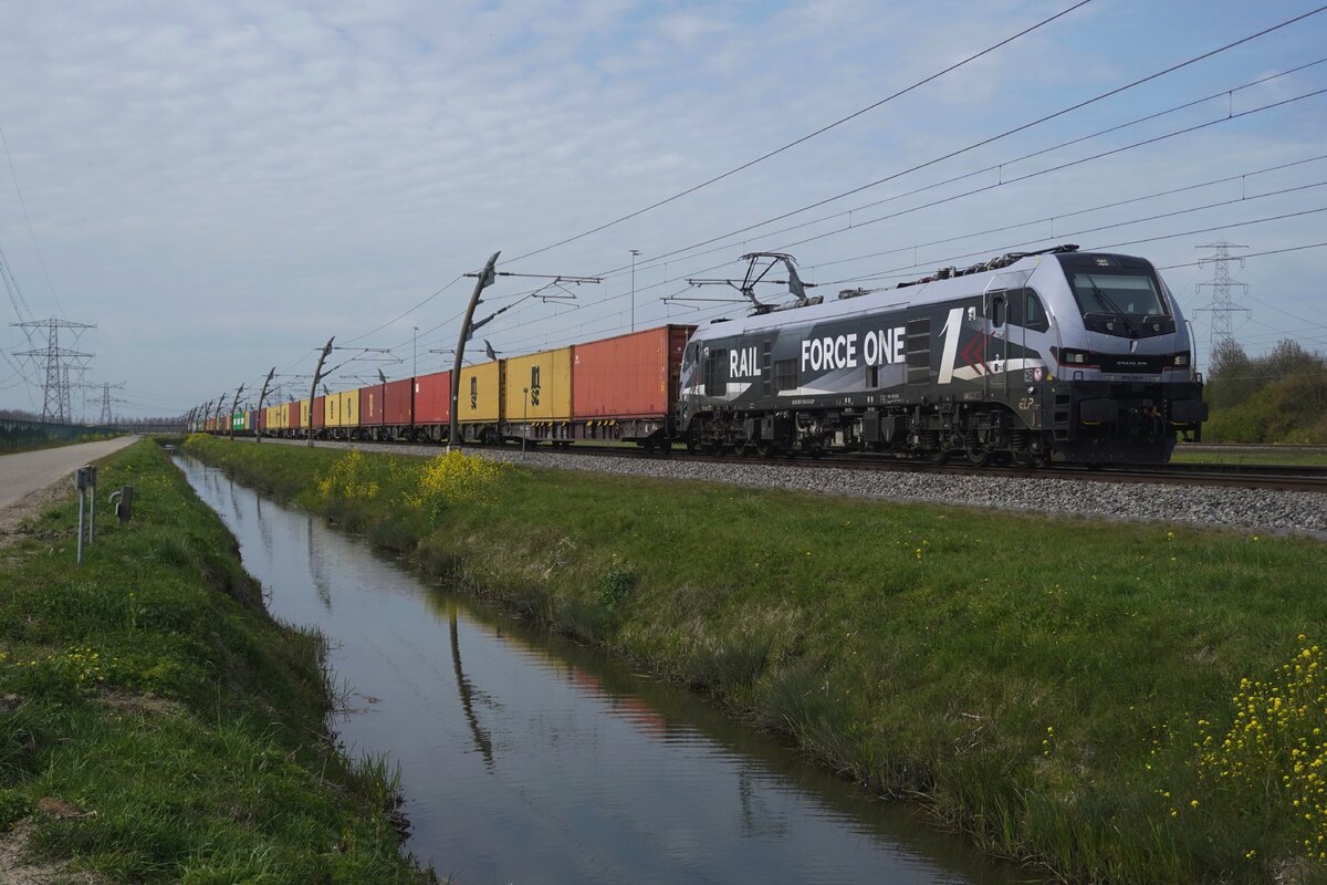 RFO 2019 330 schleppt ein Containerzug durch Valburg CUP am 9 April 2026 -ab 13 April bis zum 19 Mai 2026 wird es wegen Bauarbeiten zwischen die Deutsche Anschlüssstrecke Emmewrich--Oberhausen eine Monat lang rühig sein auf die Betuwestrecke, wo Valburg liegt.