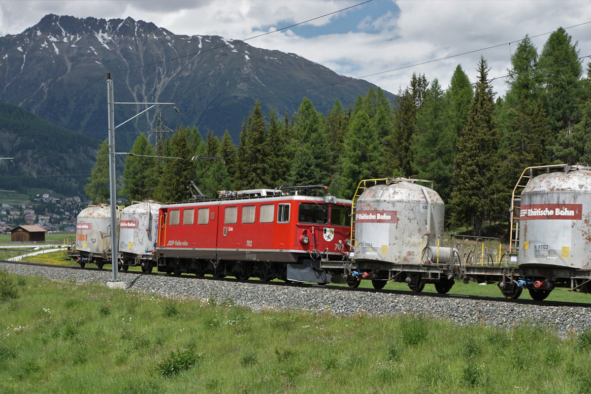 Rhtische Bahn
Bahnvestival Samedan und Pontresina vom 9./10. Juni 2018.
Zementzug mit der Ge 4/4 I 605 und der Zwischenlok Ge 6/6 702 auf der Fahrt nach Pontresina am 9. Juni 2018.
Foto: Walter Ruetsch
