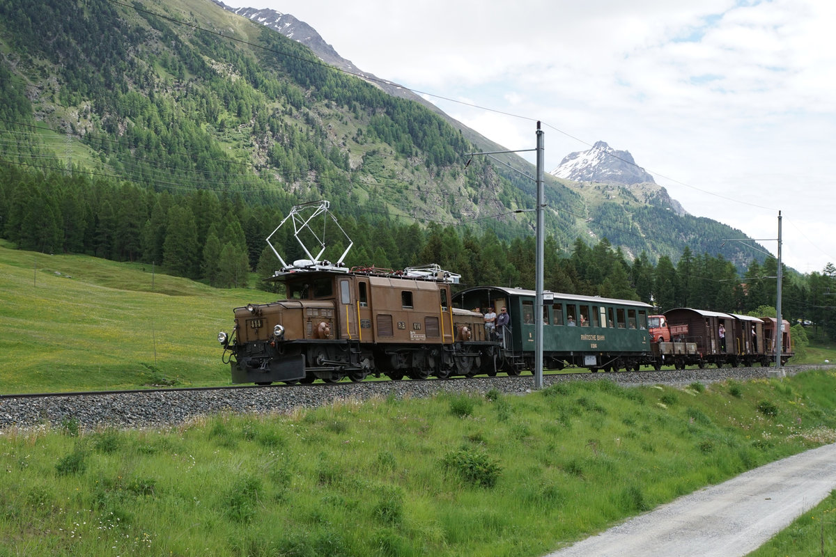 Rhätische Bahn
Bahnvestival Samedan und Pontresina vom 9./10. Juni 2018.
Güterzug mit Personenbeförderung geführt vom Korkodil Ge 6/6 414  auf der Fahrt nach Samedan am 9. Juni 2018.
Foto: Walter Ruetsch
