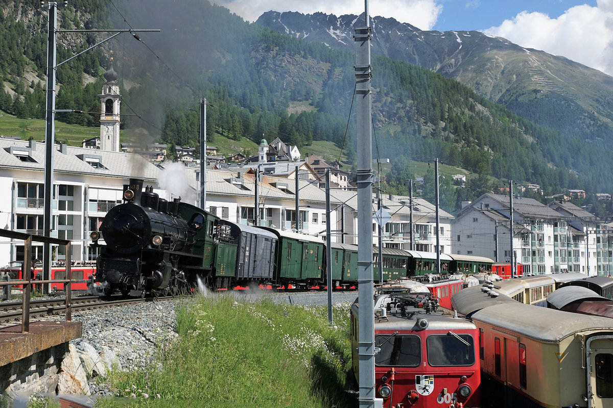 Rhätische Bahn
Bahnvestival Samedan und Pontresina vom 9./10. Juni 2018.
Erster Dampfzug mit der G 4/5 108 beim Verlassen des Bahnhofs Samedan am 9. Juni 2018.
Foto: Walter Ruetsch
