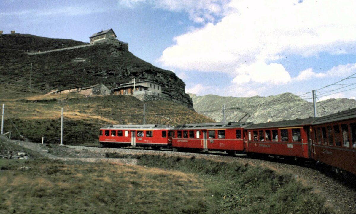 RhB ABe 4/4 Nr.41 und 44 mit Bernina-Express bei Alp-Grüm im August 1990.