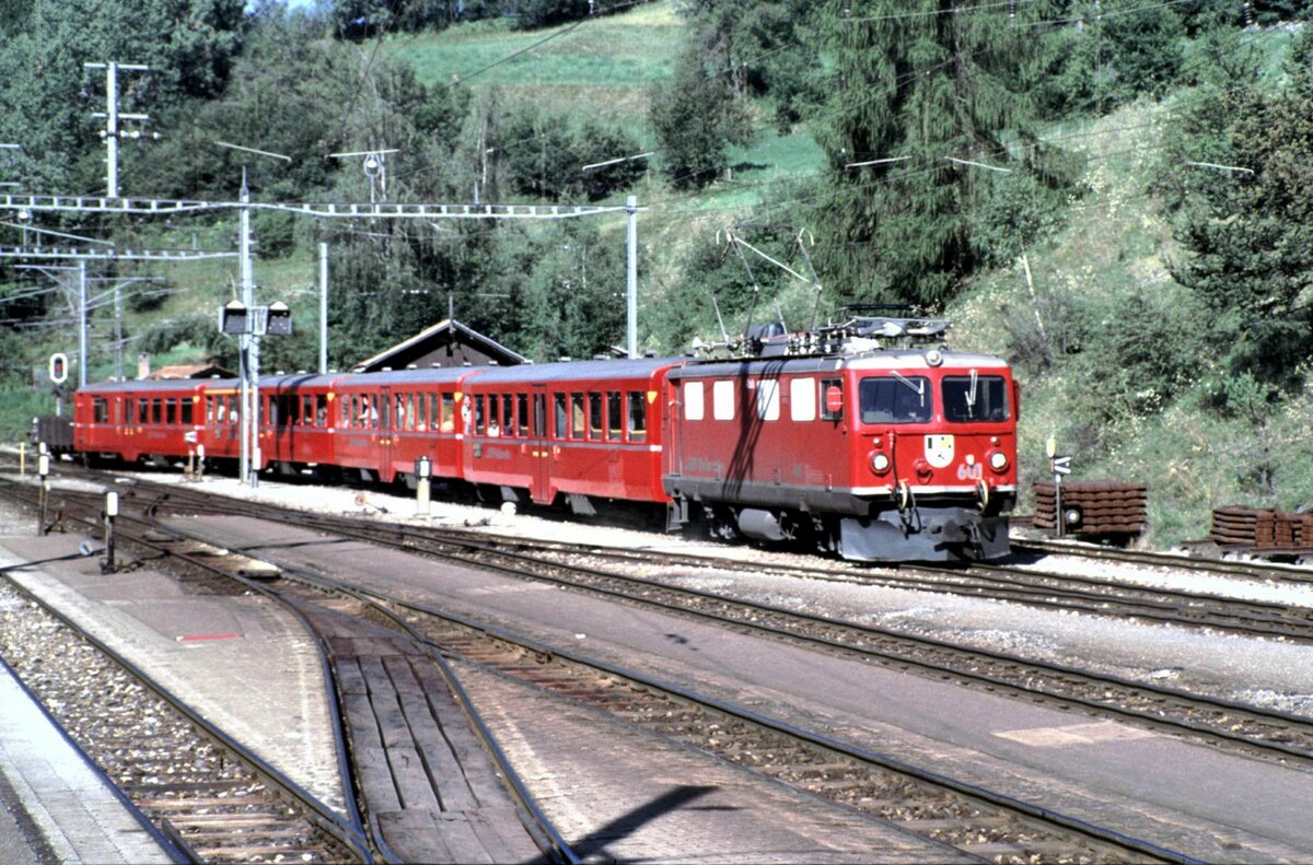 RhB Ge 4/4 I U Nr.601 mit Wendezug in Filisur im August 1990.