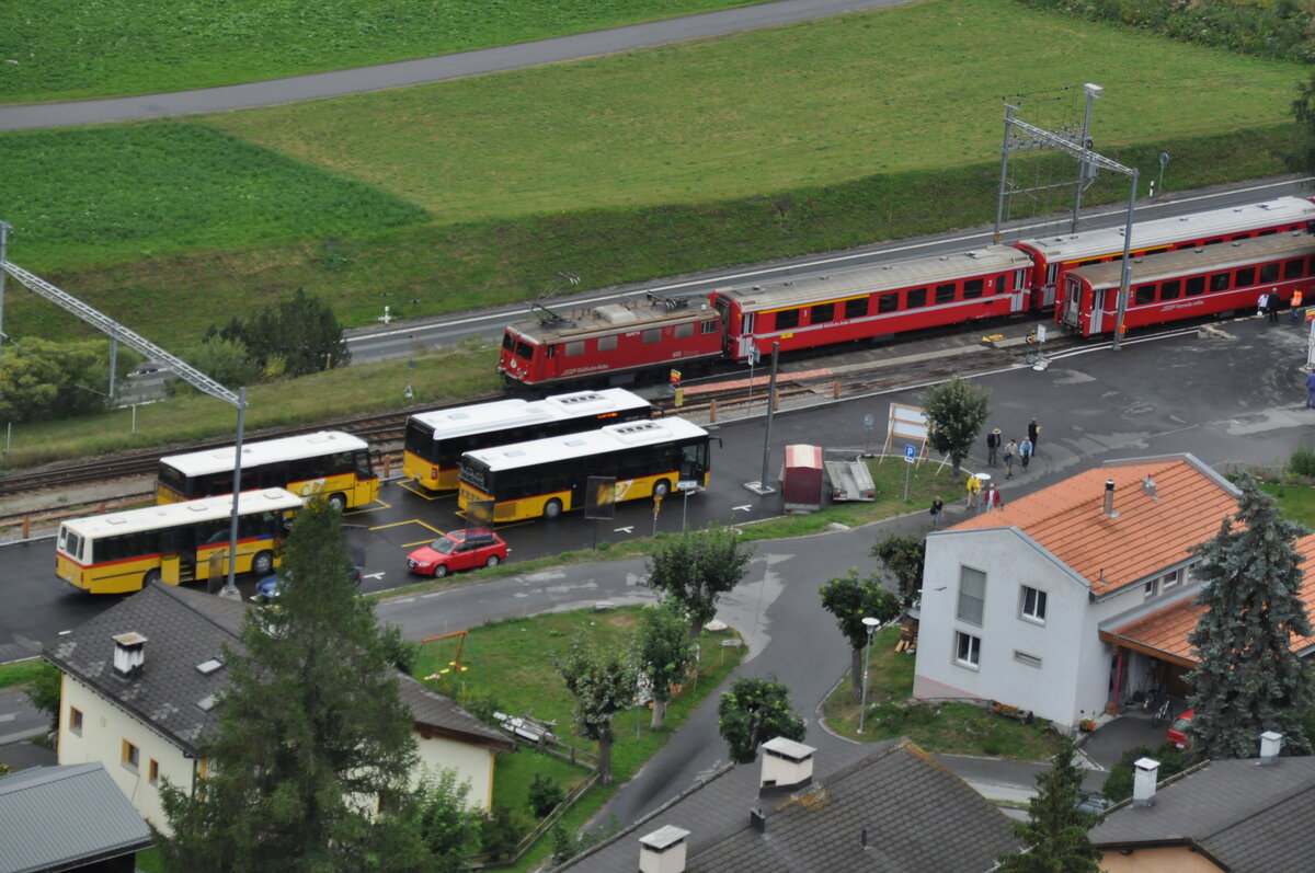 RhB Ge 4/4 I U Nr.605 im Bahnhof Ardez von der Burgruine aufgenommen am 22.08.2009.