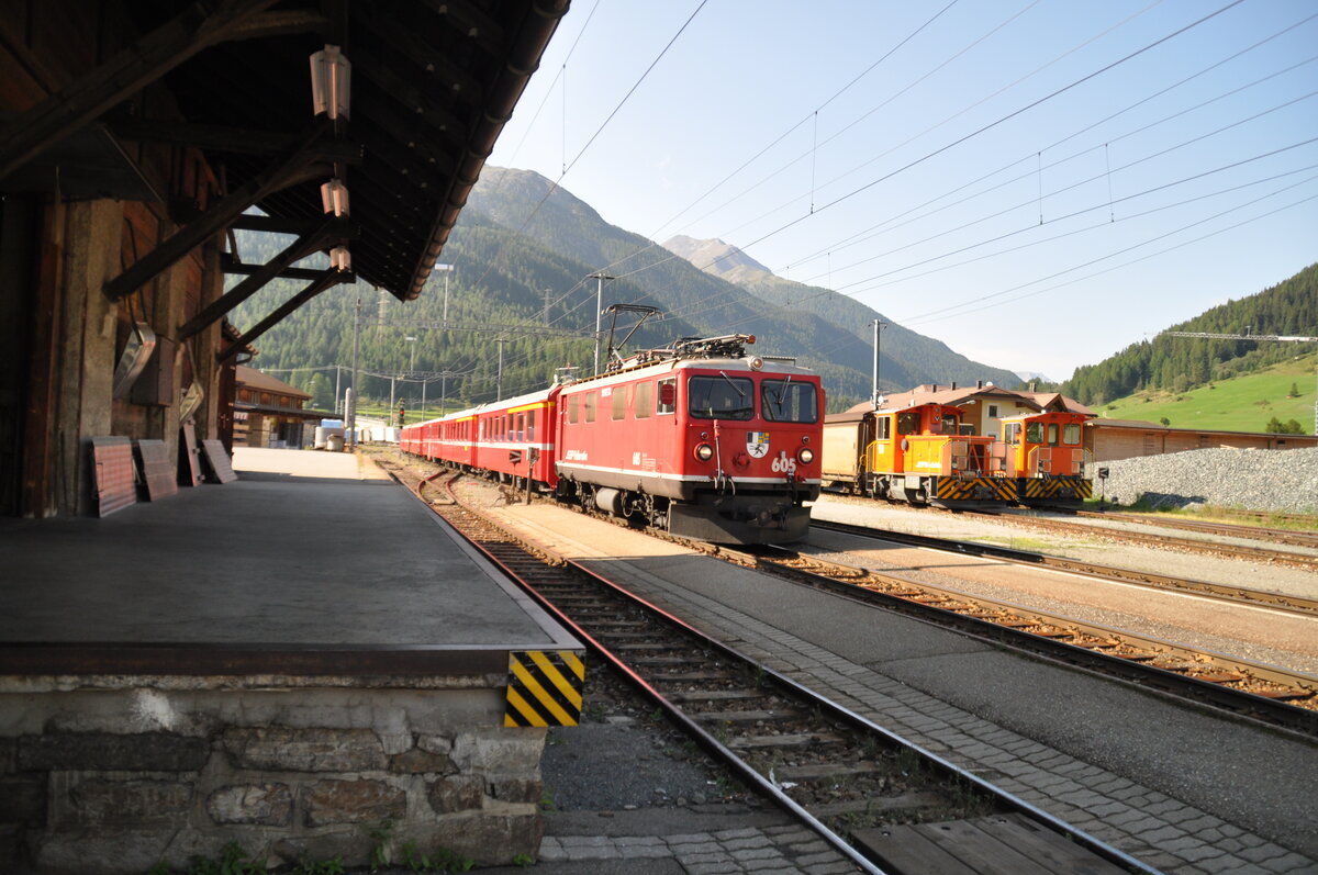 RhB Ge 4/4 I U Nr.605 in Zouz und Tmf 2/2 Nr.86 und Nr.90 am 22.08.2009.
