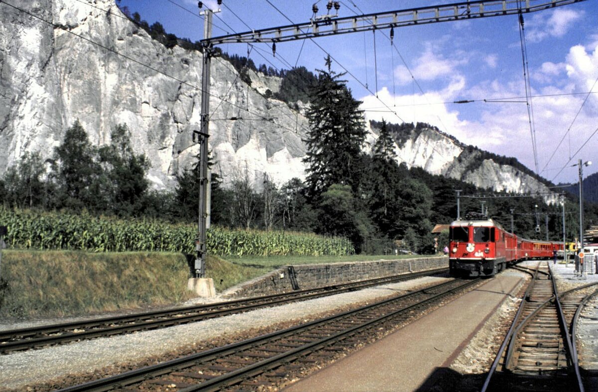 RhB Ge 4/4 II Nr.624 in Versam Safien; Rheinschlucht im August 1990.