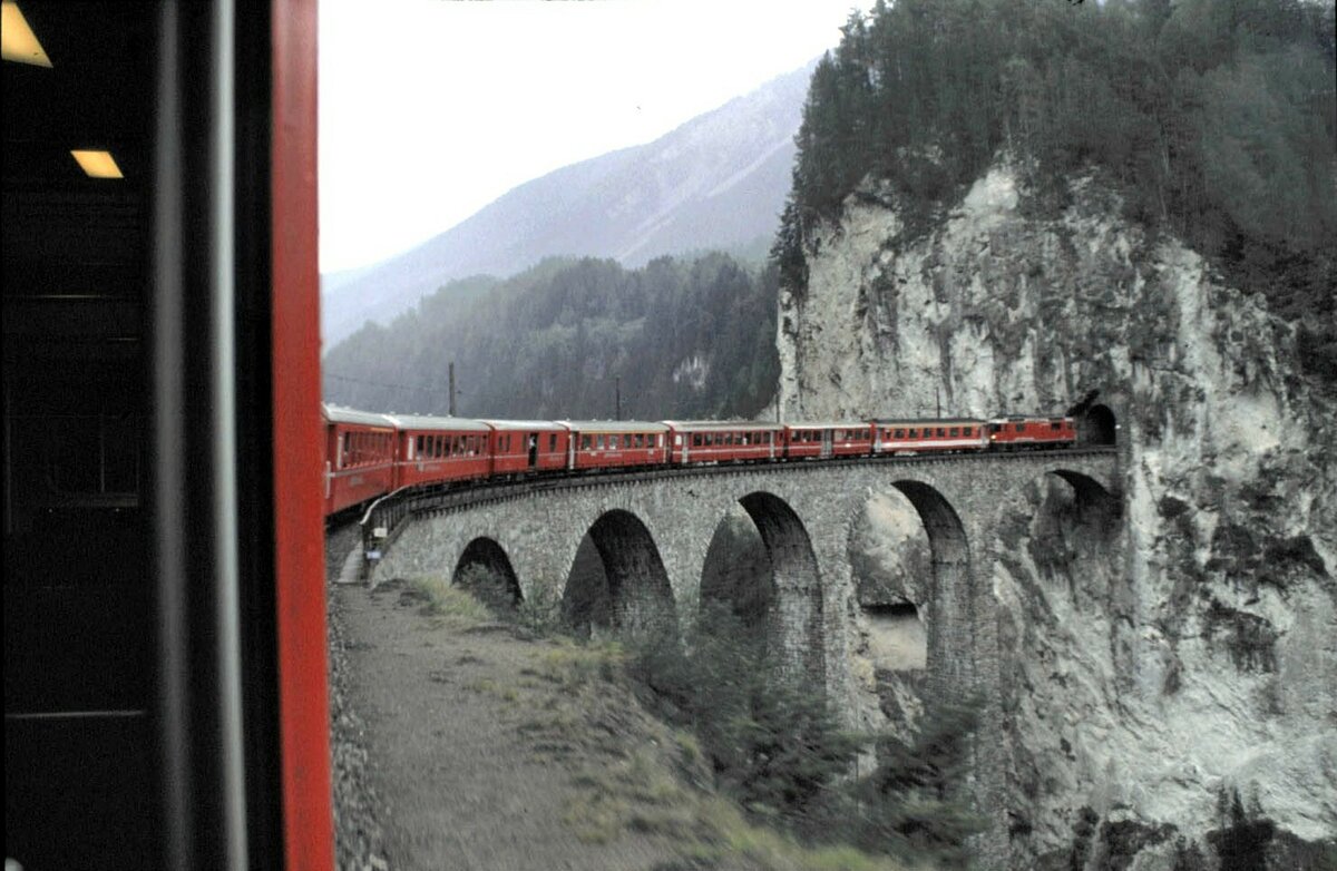 RhB Ge 4/4 II Nr.633 auf dem Landwasserviadukt fährt in den Tunnel ein, im August 1990.