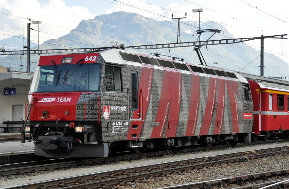 RhB Ge 4/4 III Nr.642 mit Werbung RhB-Team in Samedan am 20.08.2009.