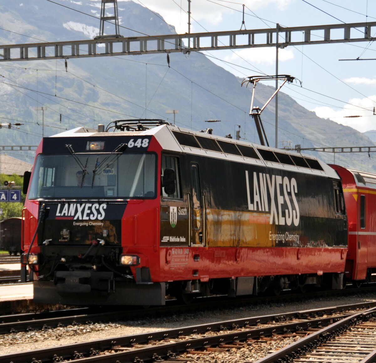 RhB Ge 4/4 III Nr.648  Susch  mit Werbung für Energiezing Chemistry LANXESS in Samedan am 17.08.2009.