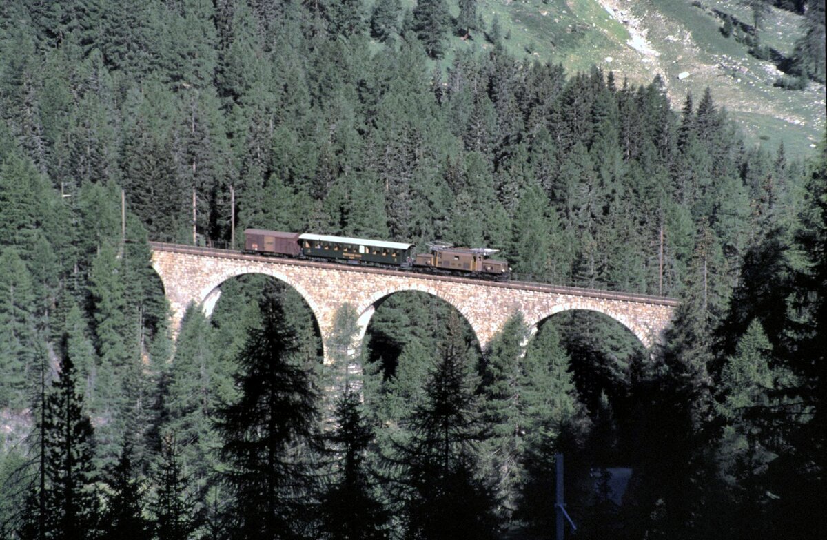 RhB Ge 6/6 I Nr.415 auf dem Albula-Viadukt IV im Oktober 1991.