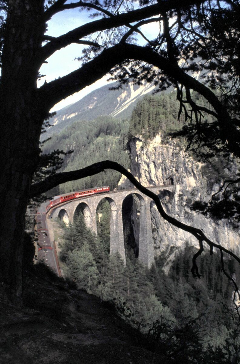 RhB Ge 6/6 II auf dem Landwasserviadukt im Oktber 1991.
