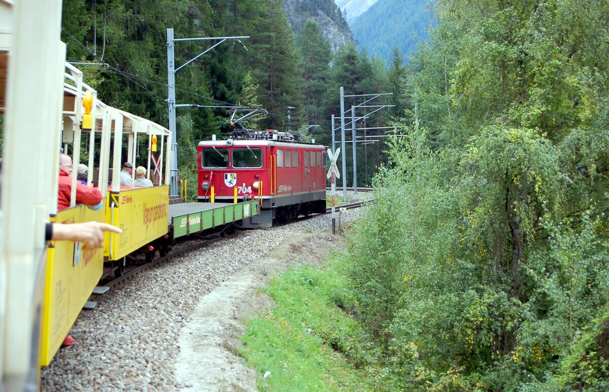 RhB Ge 6/6 II Nr.704 mit dem Railriderzug auf der Albula-Strecke am 03.10.2006. Ein richtiges Erlebnis.