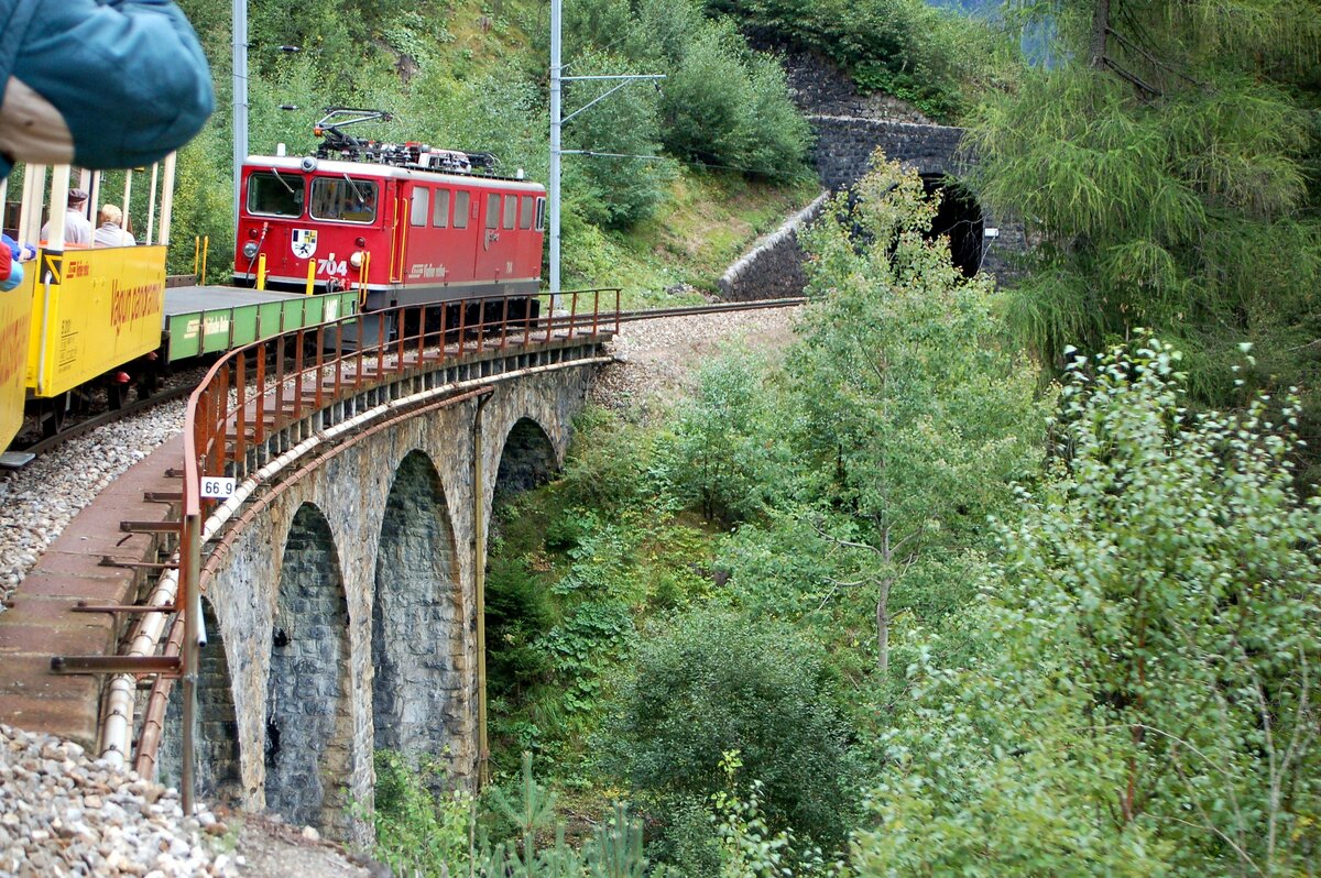 RhB Ge 6/6 II Nr.704 mit dem Railriderzug auf der Albula-Strecke am 03.10.2006. Ein richtiges Erlebnis.