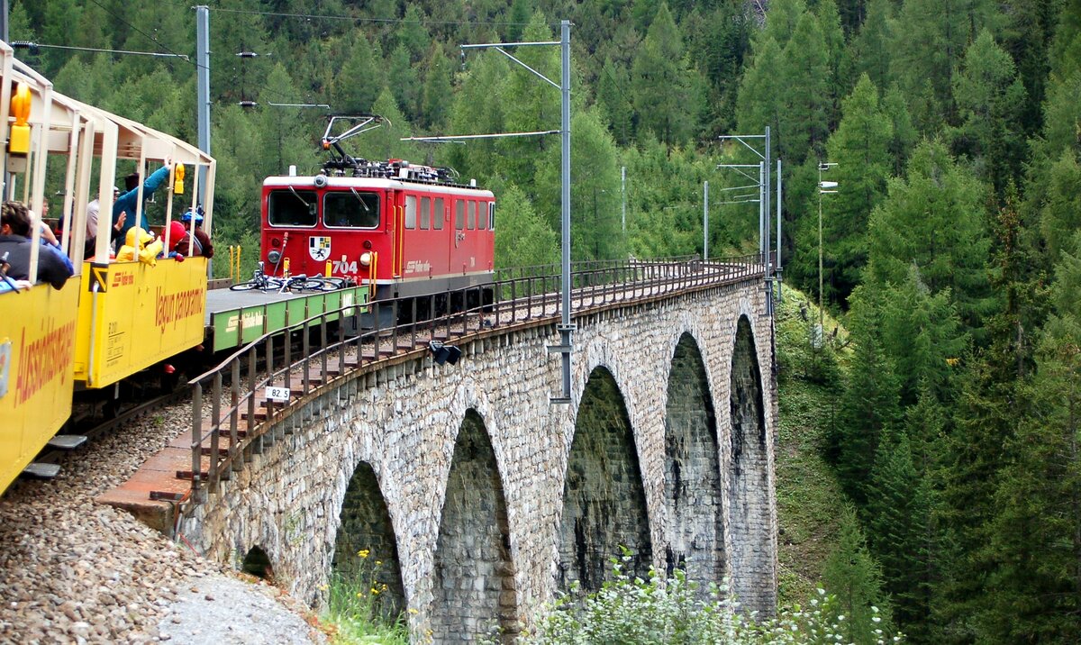 RhB Ge 6/6 II Nr.704 mit dem Railriderzug auf der Albula-Strecke am 03.10.2006. Ein richtiges Erlebnis.