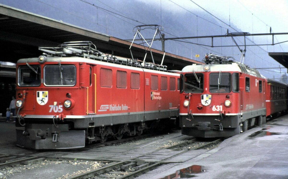 RhB Ge 6/6 II Nr.705 und Ge 4/4 II Nr.631 in Chur im August 1989.