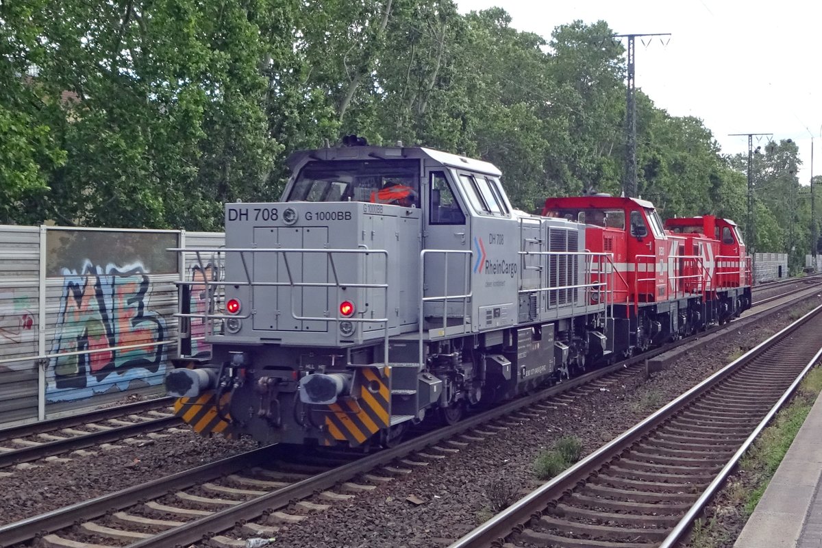 RheinCargo DH 708 wird durch Köln Süd geschelppt am 8 Juni 2019.