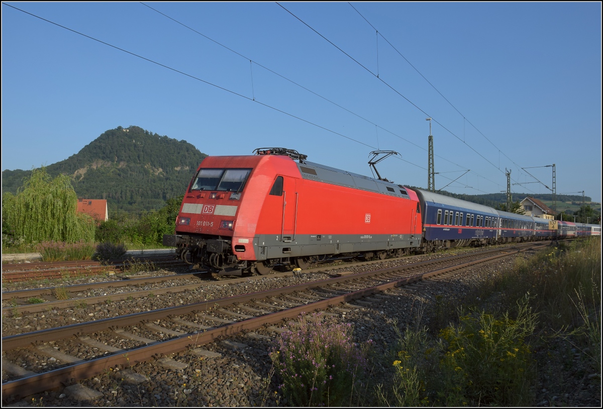 Rheintalumleiter im Hegau.

Der Nightjet ist ebenso im Hegau eine Besonderheit. Hier gezogen von 101 011.
 
Welschingen, August 2021.