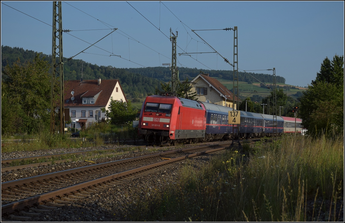 Rheintalumleiter im Hegau.

Der Nightjet ist ebenso im Hegau eine Besonderheit. Hier gezogen von 101 011.
 
Welschingen, August 2021.