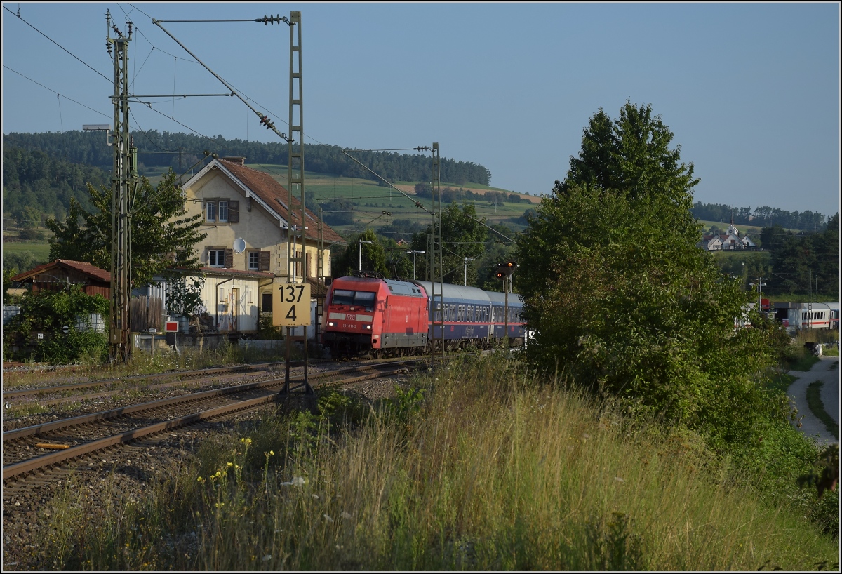 Rheintalumleiter im Hegau.

Der Nightjet ist ebenso im Hegau eine Besonderheit. Hier gezogen von 101 011.
 
Welschingen, August 2021.
