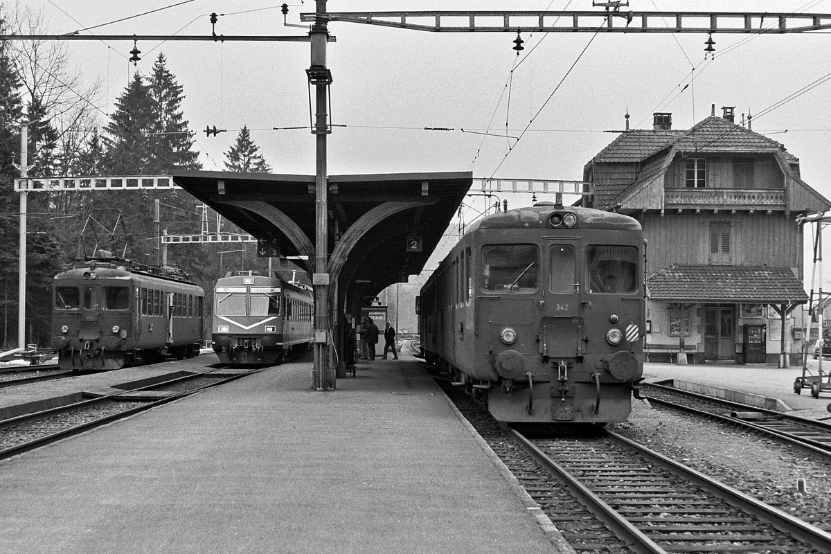 RM/VHB: Zusammentreffen von drei Zgen in Ramsei nach Huttwil, Langnau i.E. und Burgdorf im Jahre 1989. ((BDe 4/4 l (solo), RBDe (566 228-242) sowie BDe 4/4 l (mit ABt).
Foto: Walter Ruetsch 