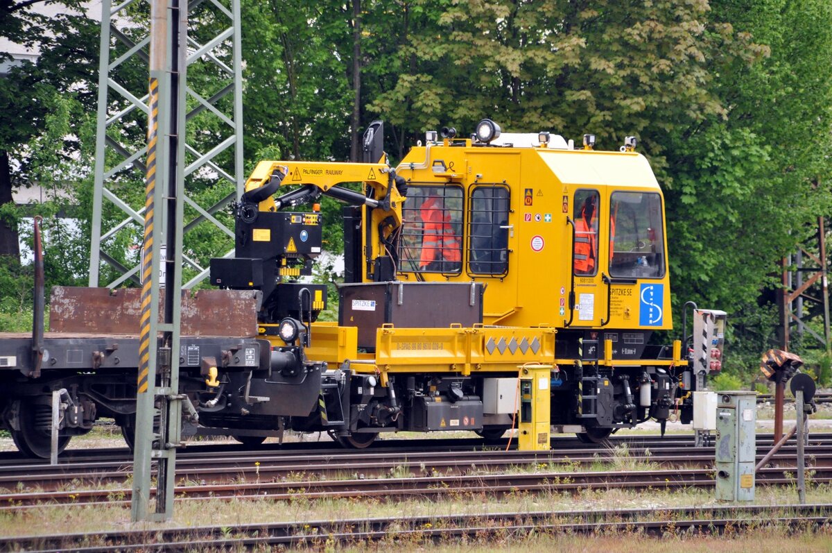 Rottenwagen mit Kranarm D-SPAG 99 80 9610 028-9 mit 3 4-achsigen Rungenwagen in Ulm am 11.05.2023.